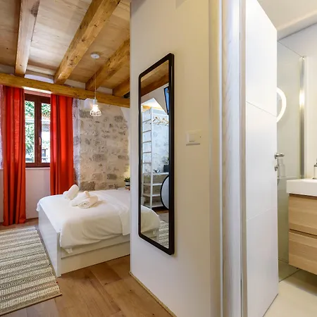 & Tiramola - Old Town トロギール