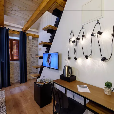 & Tiramola - Old Town ゲストハウス トロギール