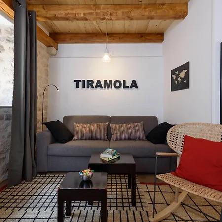 ゲストハウス & Tiramola - Old Town