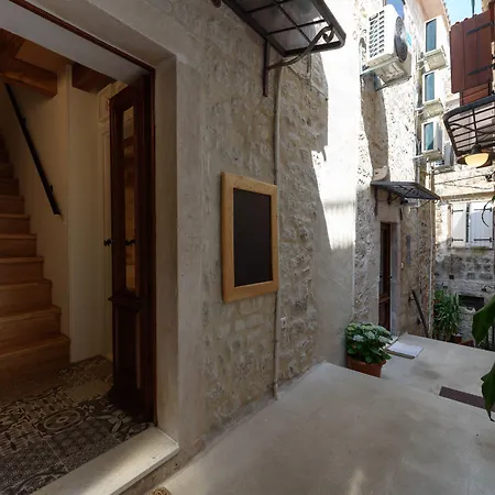 & Tiramola - Old Town 3*