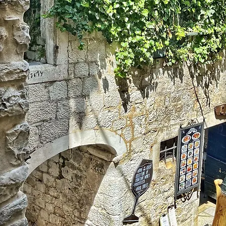 ゲストハウス & Tiramola - Old Town 3*