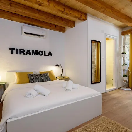 & Tiramola - Old Town ゲストハウス
