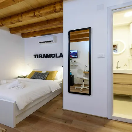 & Tiramola - Old Town Guest house